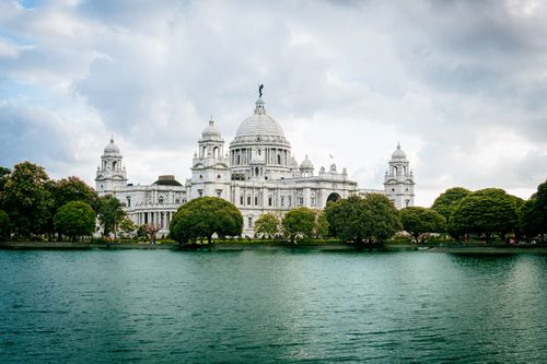 Free Scenic view of the iconic Victoria Memorial in Kolkata with its reflection in a serene pond. Stock Photo