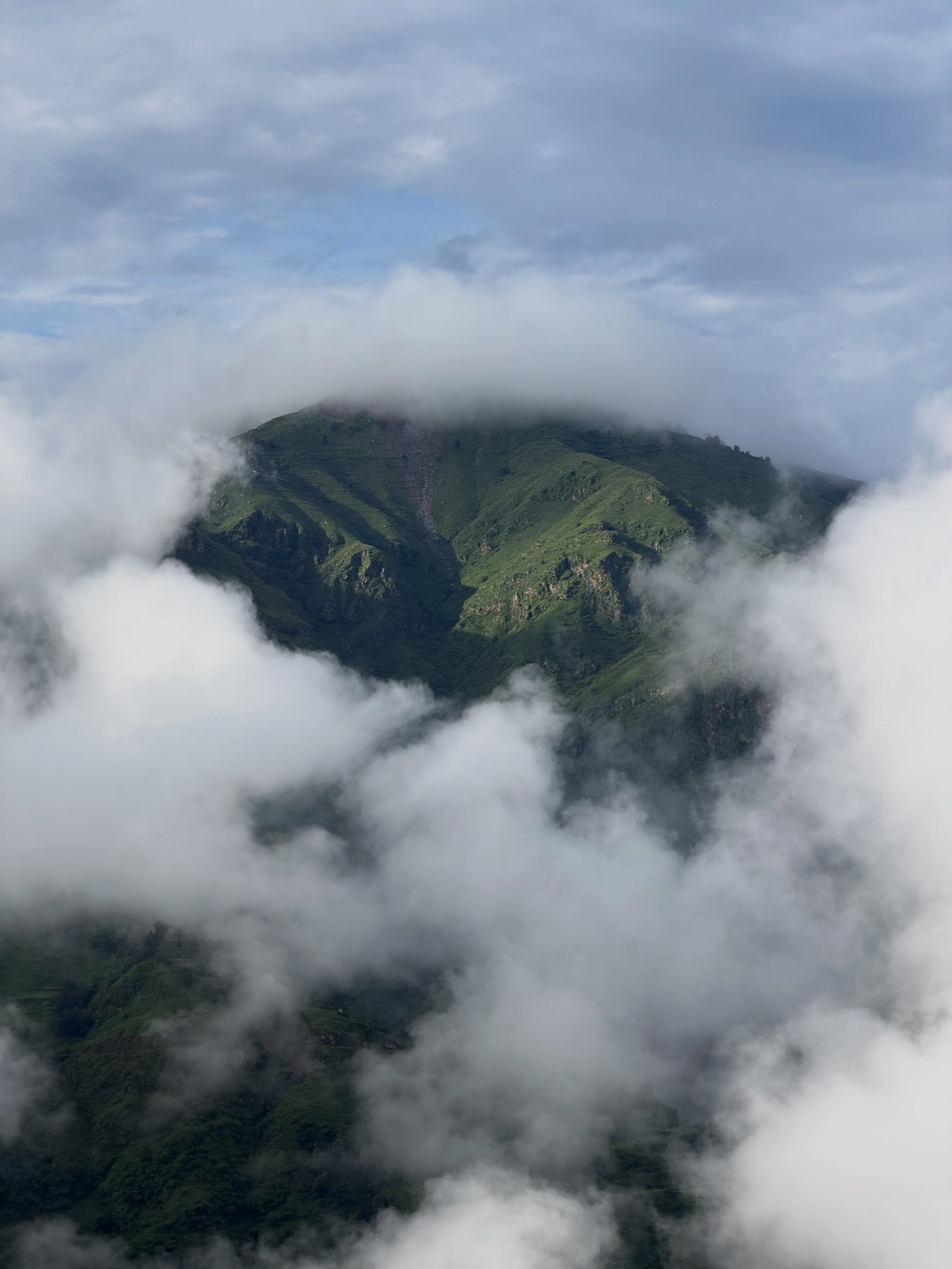 Fotomural Una impresionante vista aérea de las montañas del Himalaya envueltas en nubes brumosas en Uttarakhand, India.