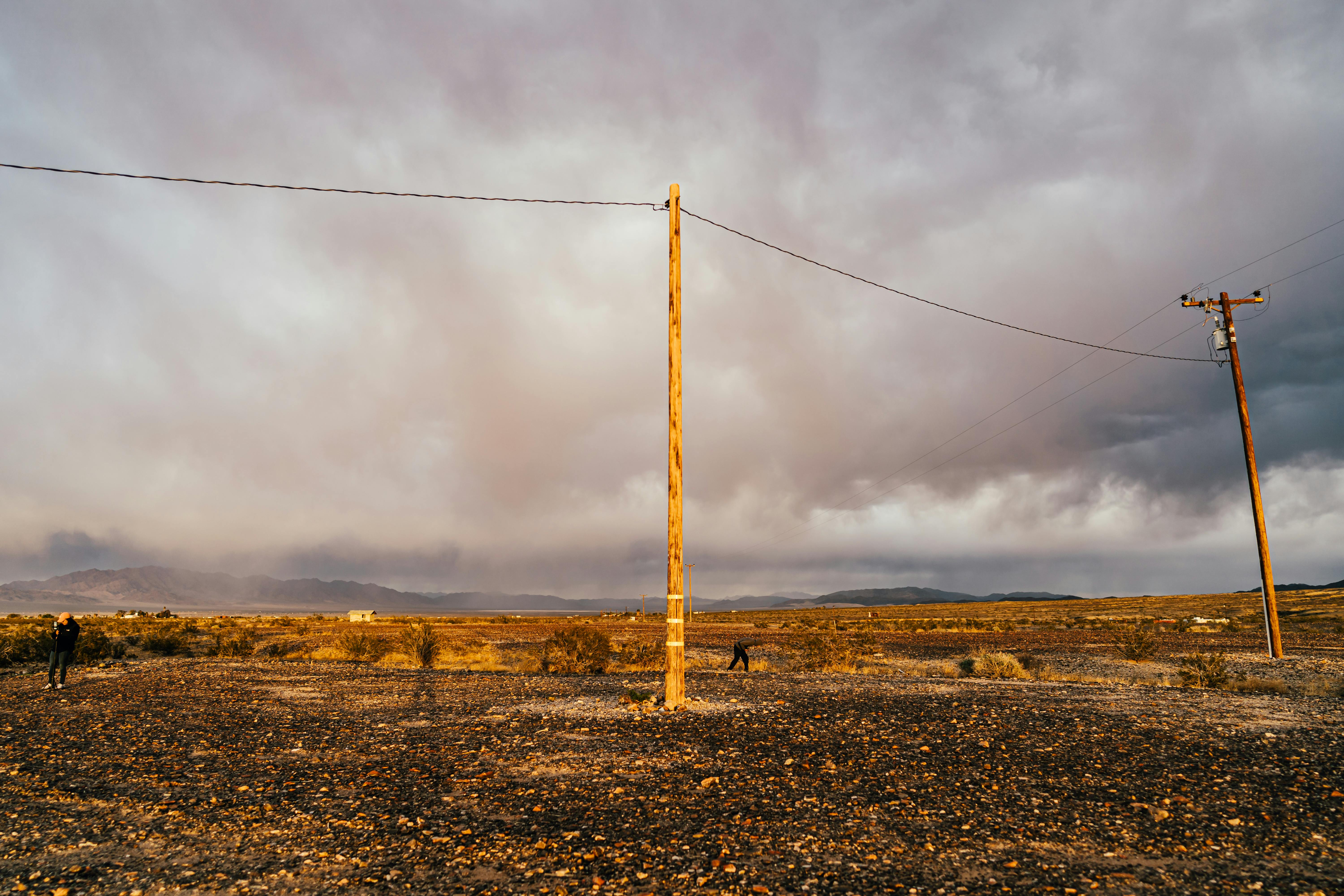 Trafic blocat pe DN 7 Valea Oltului din cauza unui cablu electric căzut pe carosabil.