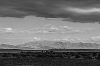 在戏剧性的天空下，沙漠山脉的黑白景观令人惊叹