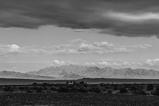 在戏剧性的天空下，沙漠山脉的黑白景观令人惊叹