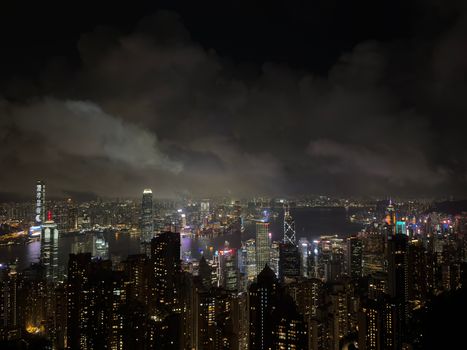 Wolken & Atemberaubend bei Nacht – Lebendige Neon-Szene