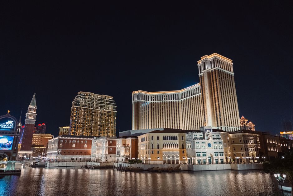 Les actions de SJM Holdings baissent de 2,8 % alors que les revenus des jeux de Macau chutent de 18,5 %