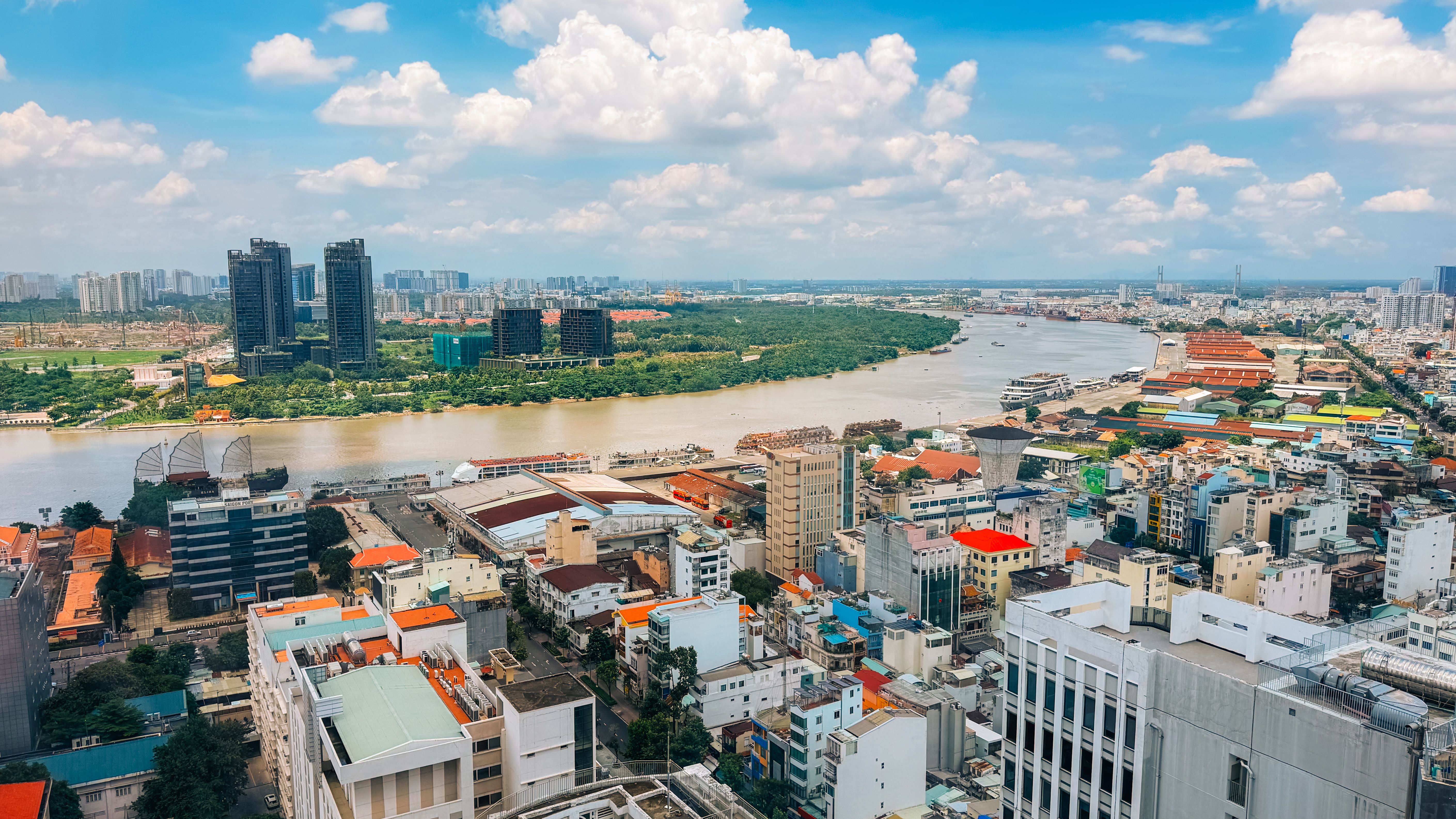 Impresionante vista aérea del horizonte y el río de la Ciudad Ho Chi Minh en un día brillante.