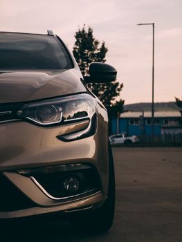 Elegante Stadt & Modern – Sportwagen Wallpaper