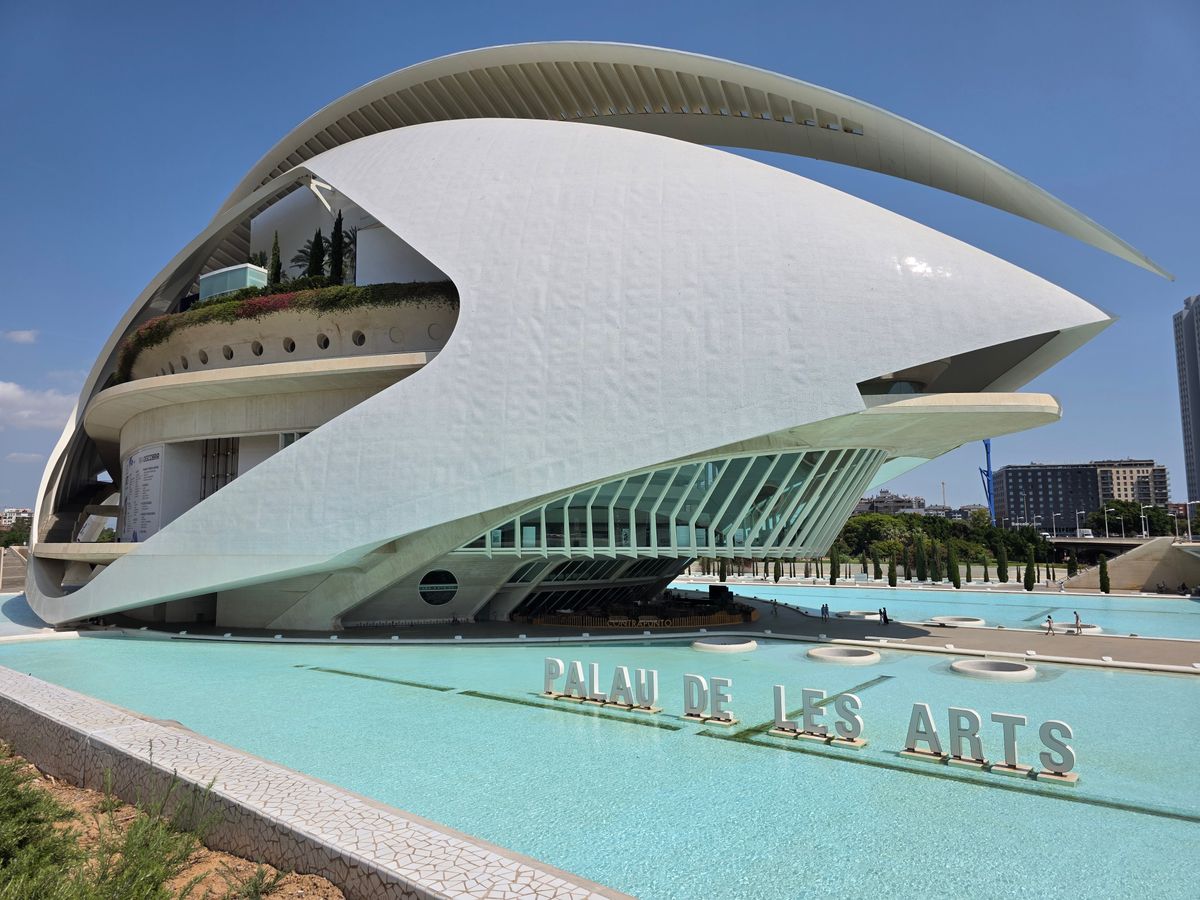 Palatul Artelor din Valencia, cu numele scris pe marginea bazinului