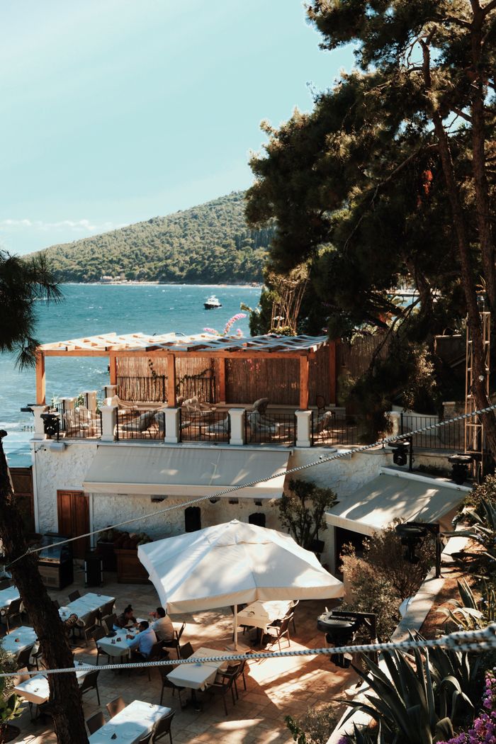 Terasa restaurantului deasupra Egeei