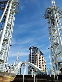 曼彻斯特晴朗天空下的高层建筑和结构