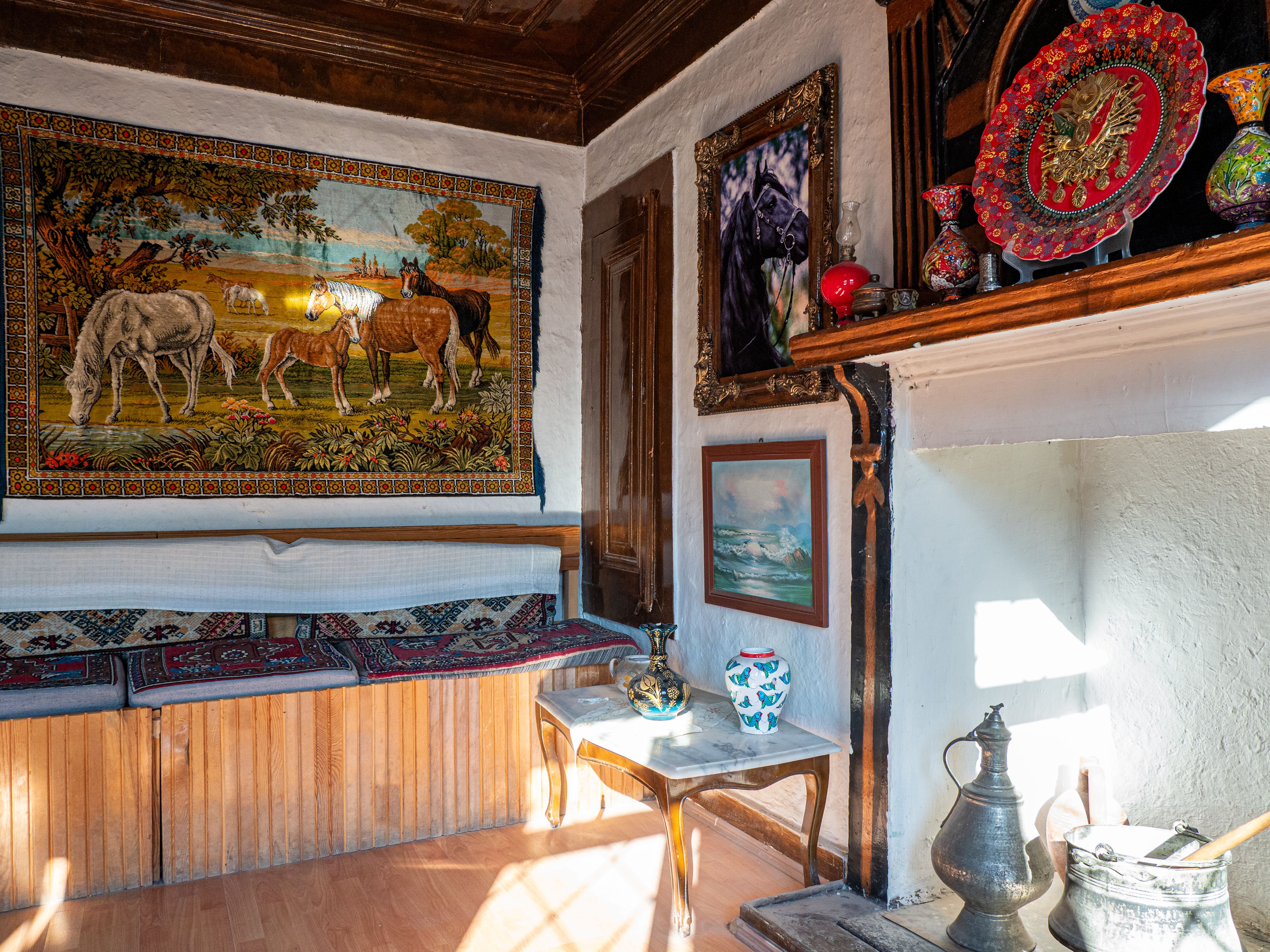 Landelijk interieur met ezel kunstwerk.
