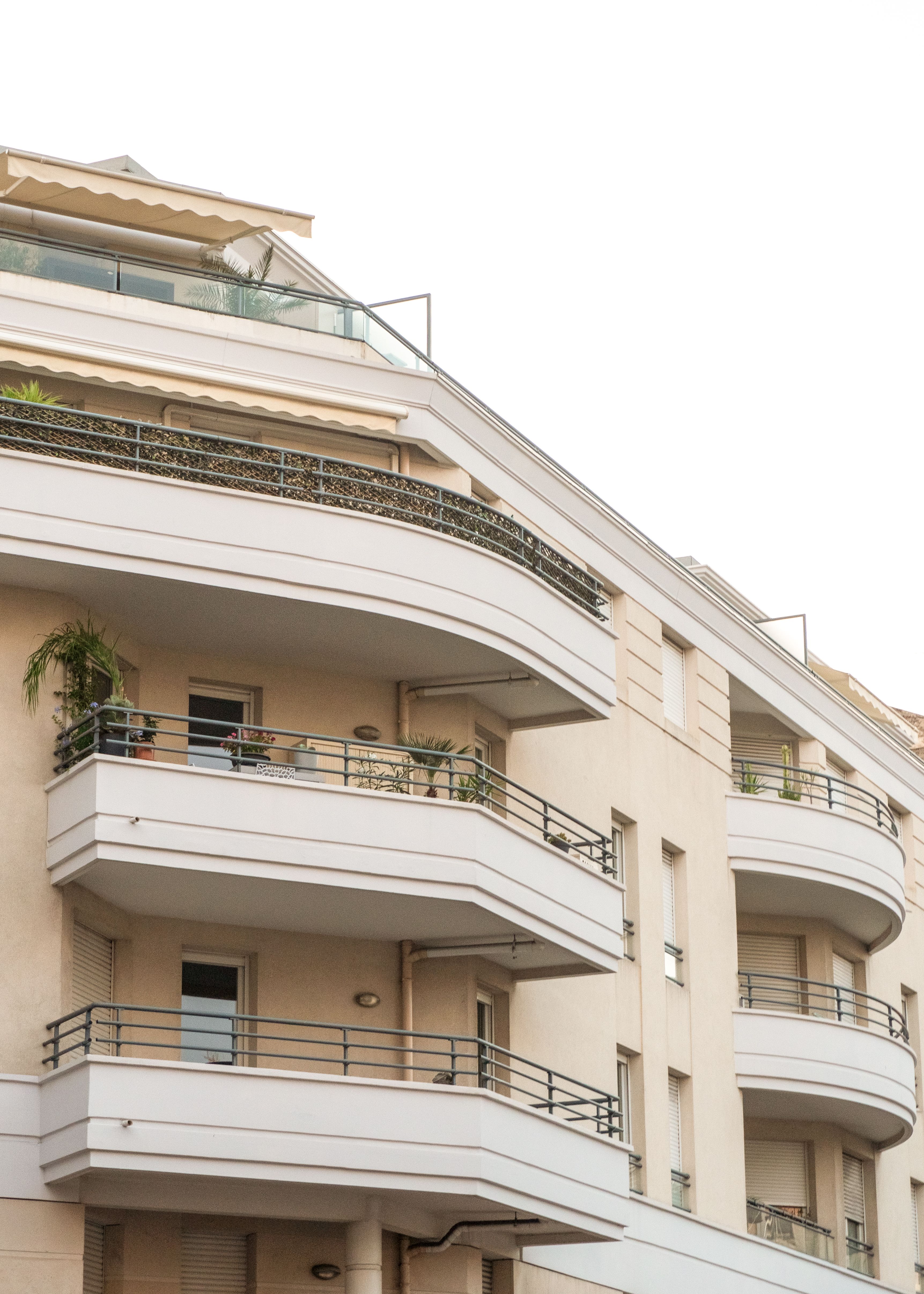 Immeuble collectif en copropriété avec balcons modernes en France