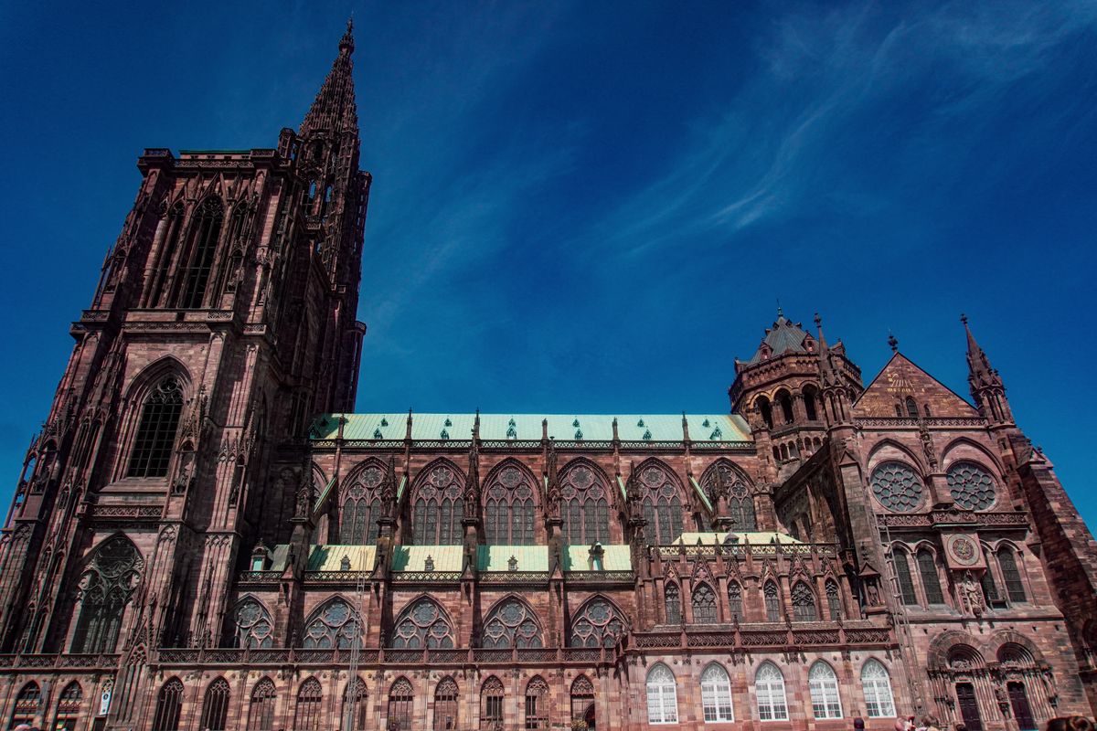 Catedrala din Strasbourg pe cer albastru senin