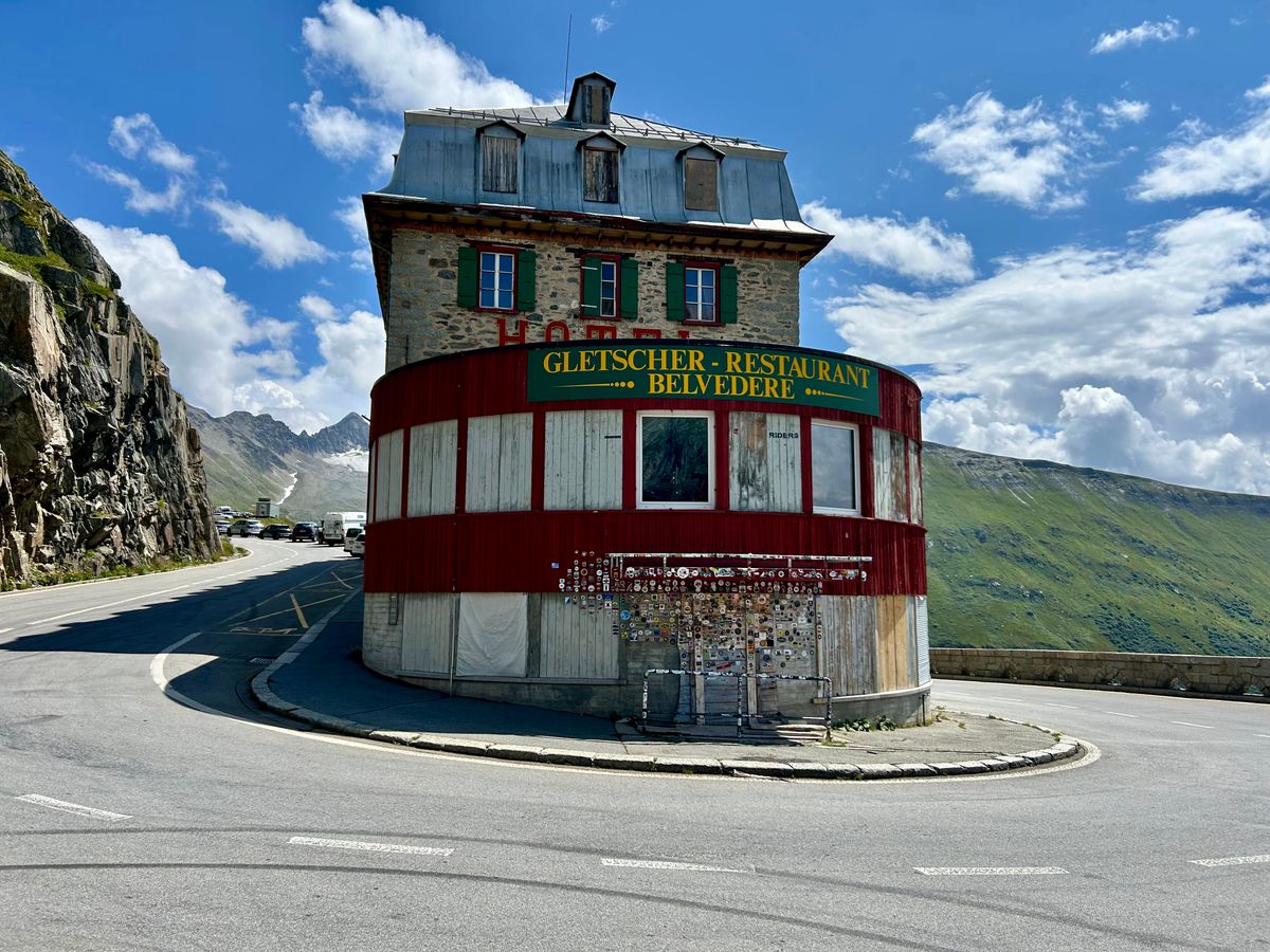 Hotelul istoric de la Furka Pass, in Elvetia