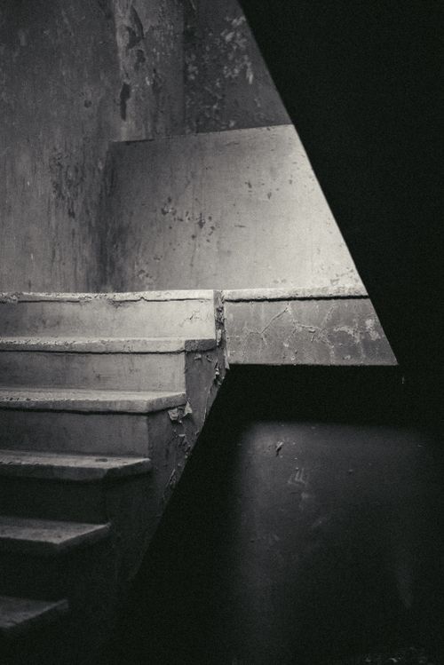 Free Monochrome shot of an aged staircase with chiaroscuro lighting in Jos, Nigeria. Stock Photo