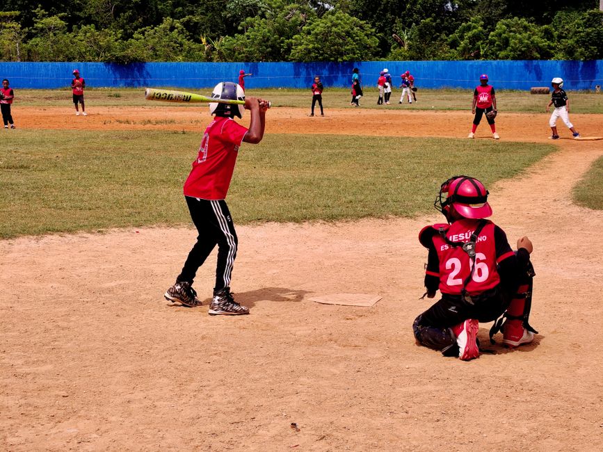 晴天の下でプレーする少年野球チーム