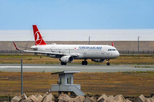Free Turkish Airlines Airbus A321 on the runway at Rize Airport, Türkiye, with ocean backdrop. Stock Photo