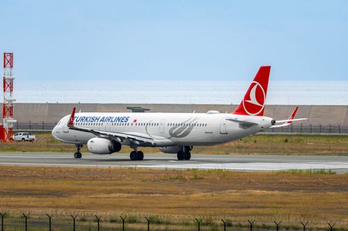 Free Turkish Airlines aircraft on the runway in Rize, Türkiye, with the sea in the background, captured during daytime. Stock Photo