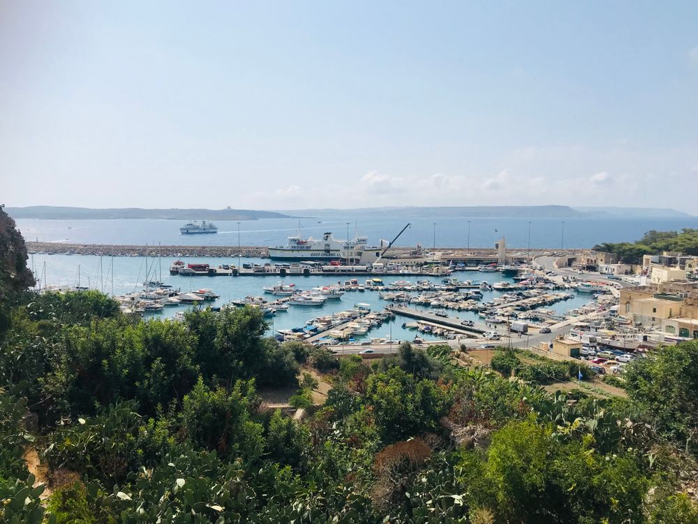 Portul Mġarr din Gozo, Malta, cu bărci și vegetație