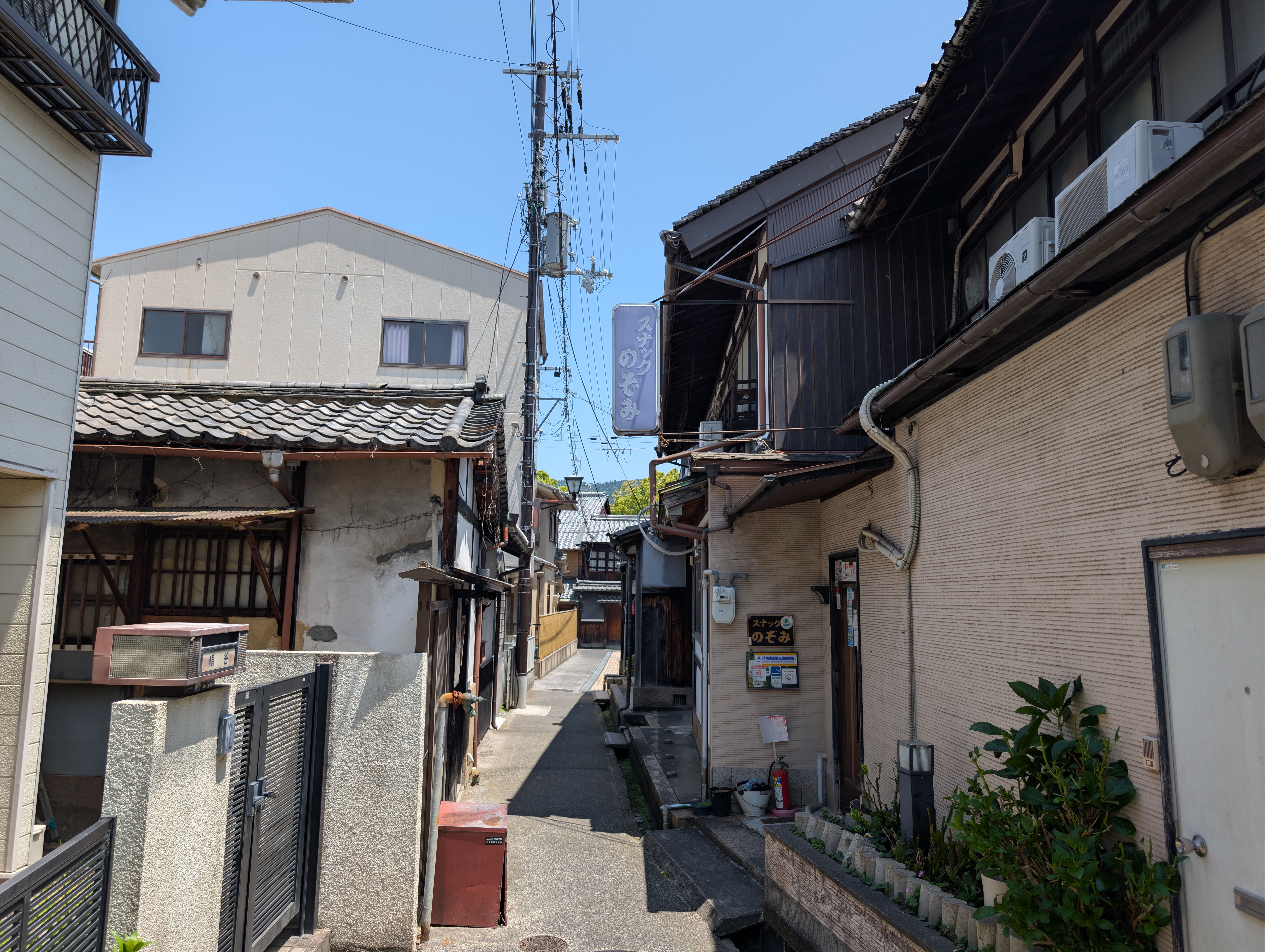 中野坂上周辺の住宅街と細い道路が続く街並み