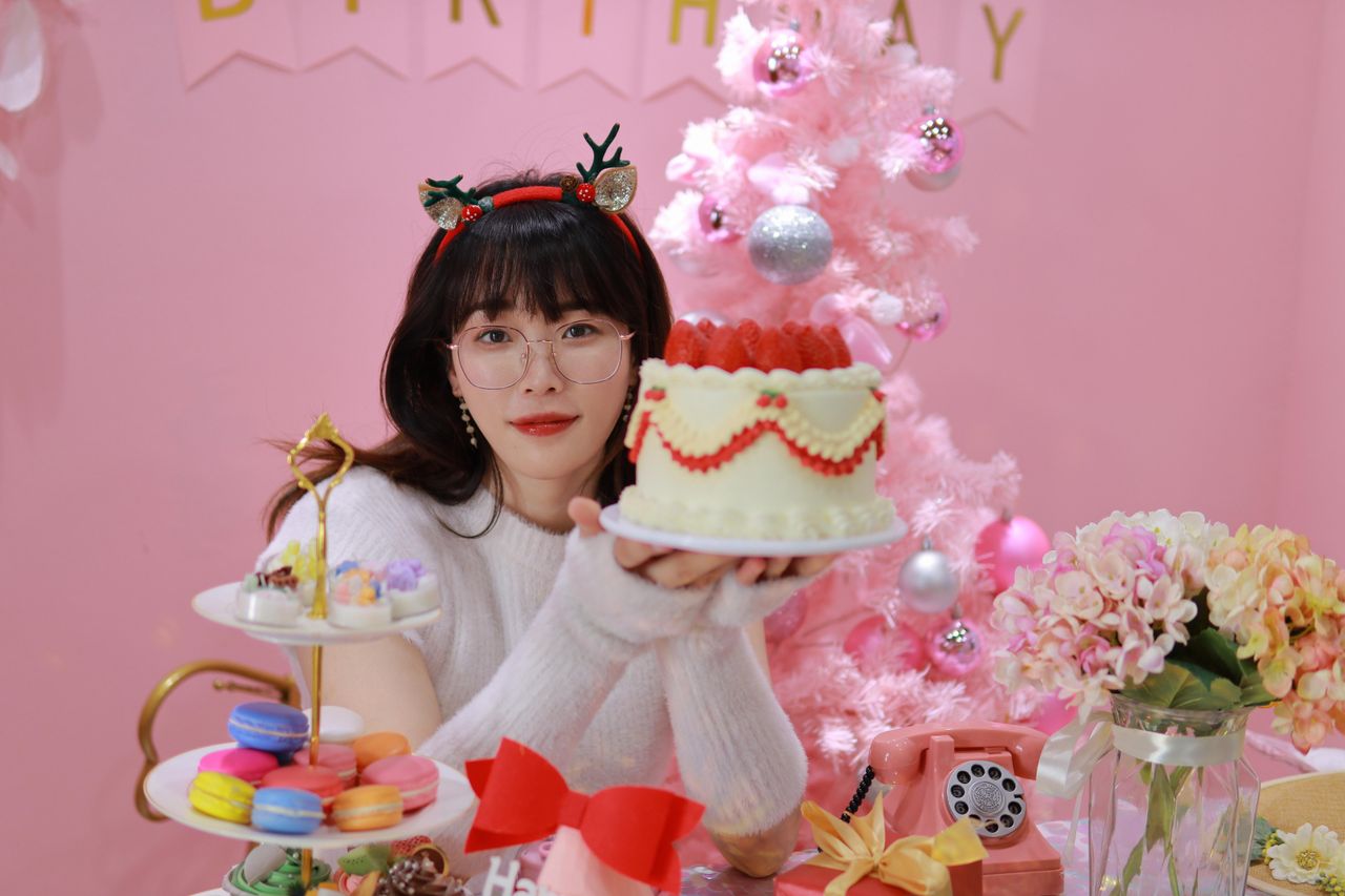 ノートパソコンで作業する日本人女性Webデザイナー