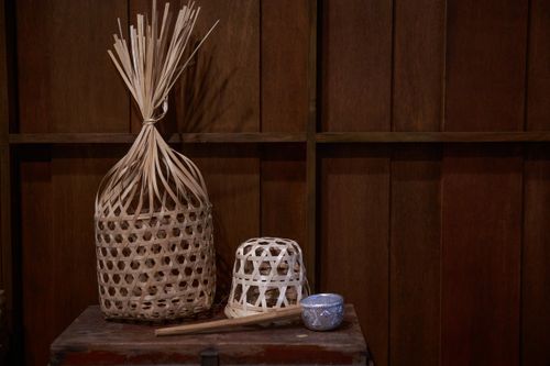 Free Artistic arrangement of woven baskets on a wooden background, showcasing rustic decor. Stock Photo