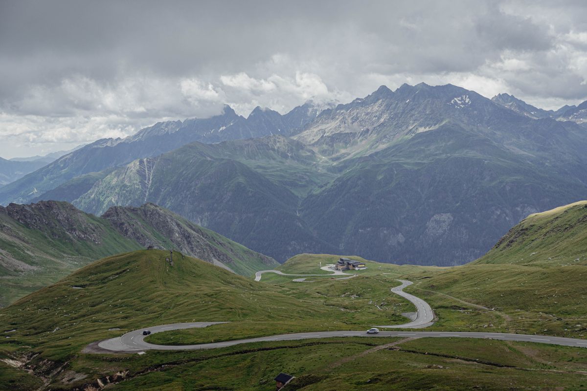 Serpentine printre pasuni in Alpii austrieci