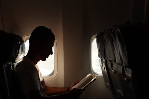 Gratis lagerfoto af bog, flyvemaskine, læse