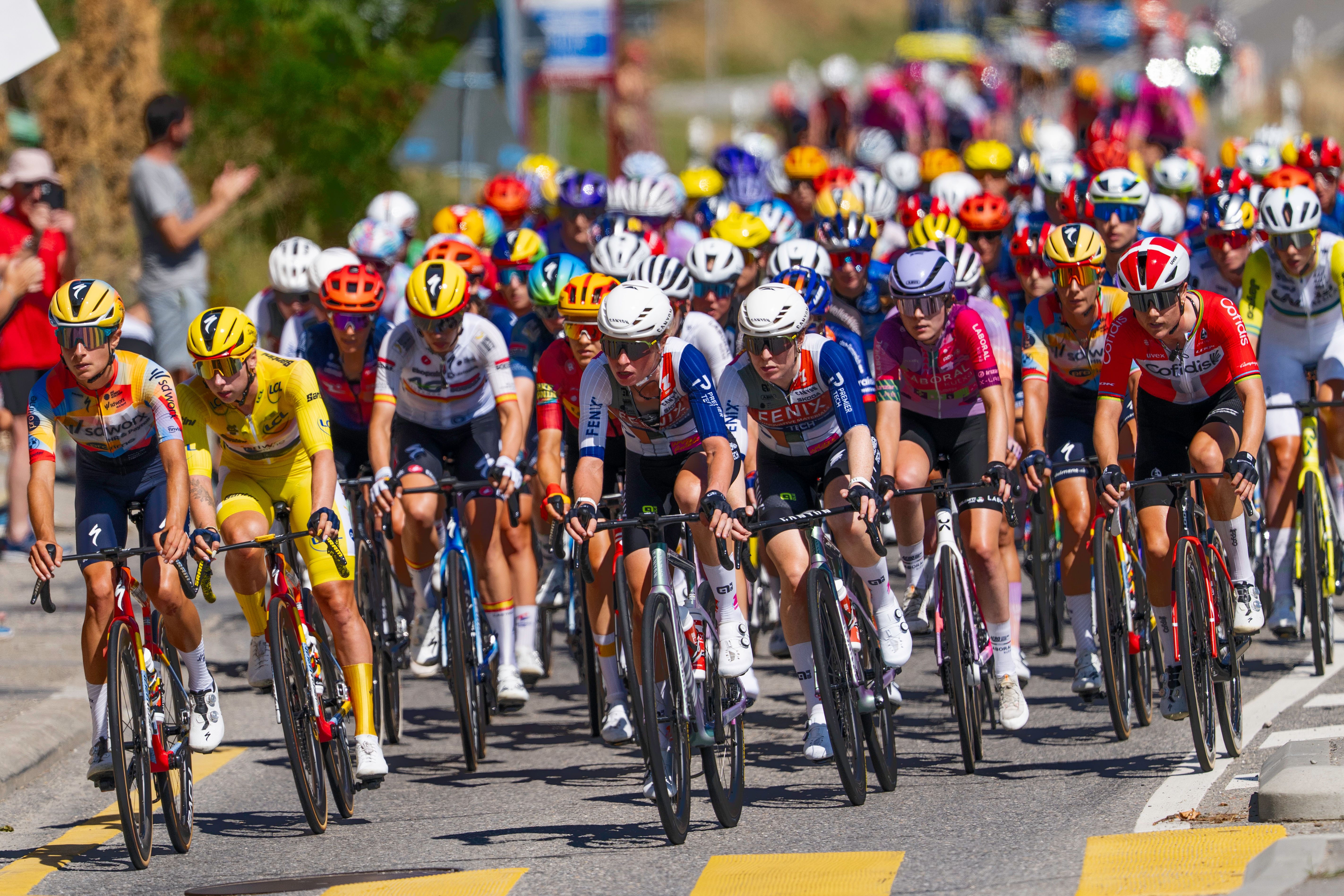 Des cyclistes féminines s'élancent avec détermination lors d'une course de cyclisme de compétition.