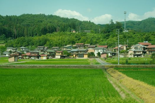 Wunderschöne Architektur & Sommer – Anime-Stil Hintergrundbild