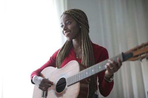 Безкоштовне стокове фото на тему «акустична гітара, афро-американська жінка, вираз обличчя» стокове фото