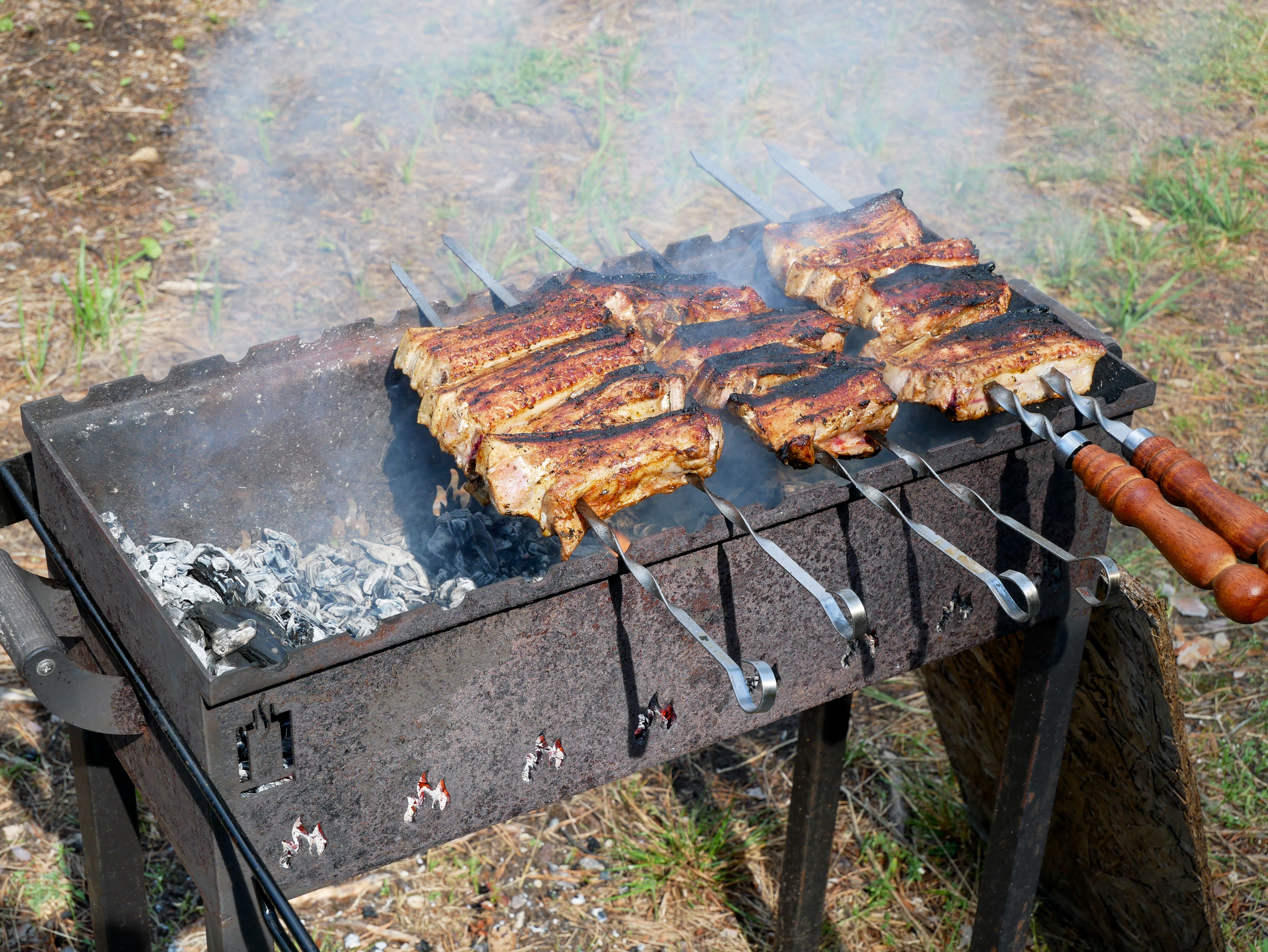 Charcoal grilled lamb served with mustard and onions