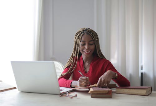 afrikalı-amerikalı kadın, bağımsız çalışan, bilgisayar içeren Ücretsiz stok fotoğraf
