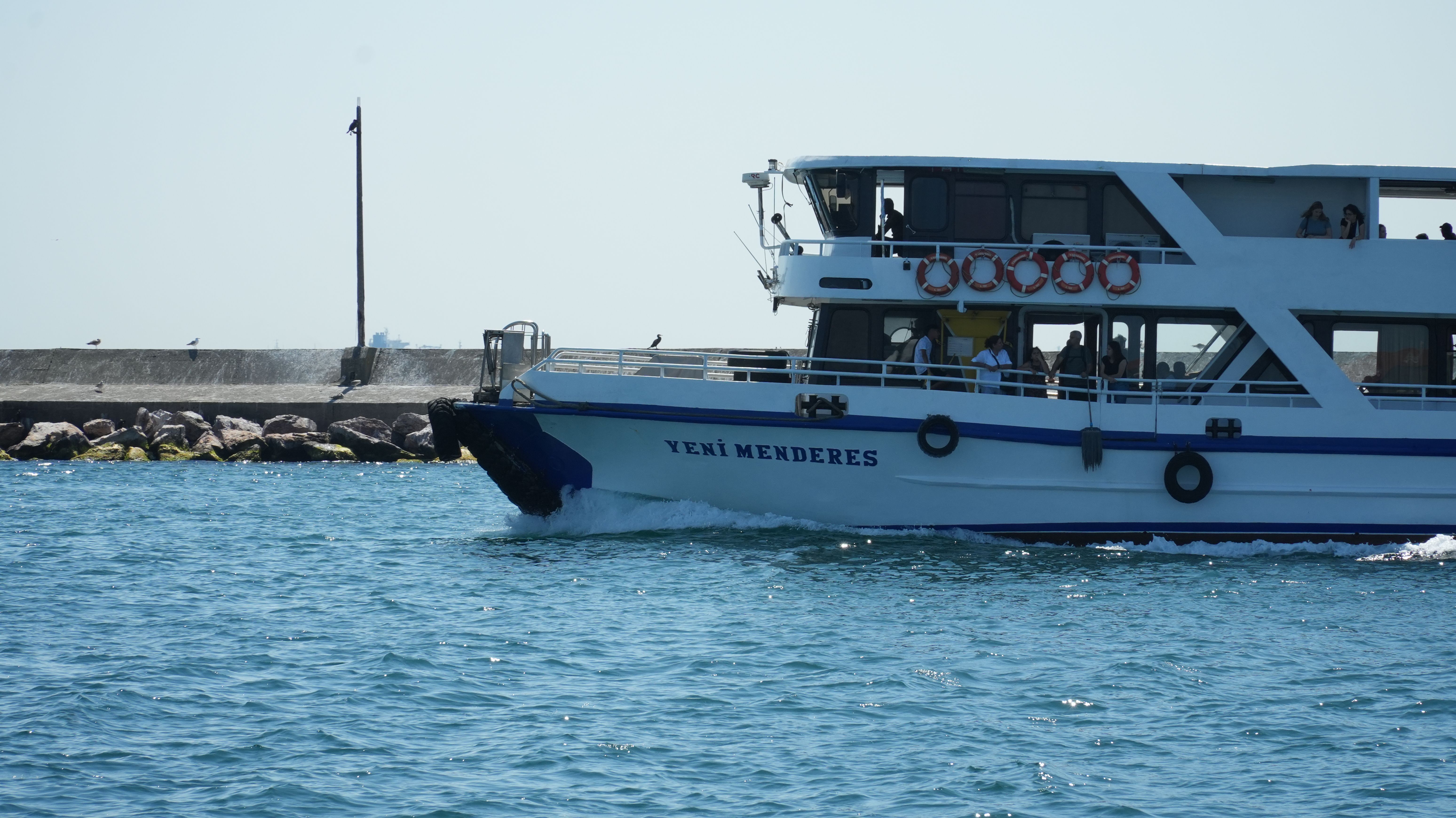Çerçevesiz Telefon Devrimi: TECNO Sıfır Ekranla Geliyor! - Passenger ferry Yeni Menderes cruising in Istanbul waters on a sunny day.