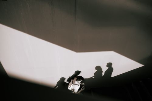 Free Artistic shadows of a couple on a wall in Istanbul, creating a dramatic urban scene. Stock Photo