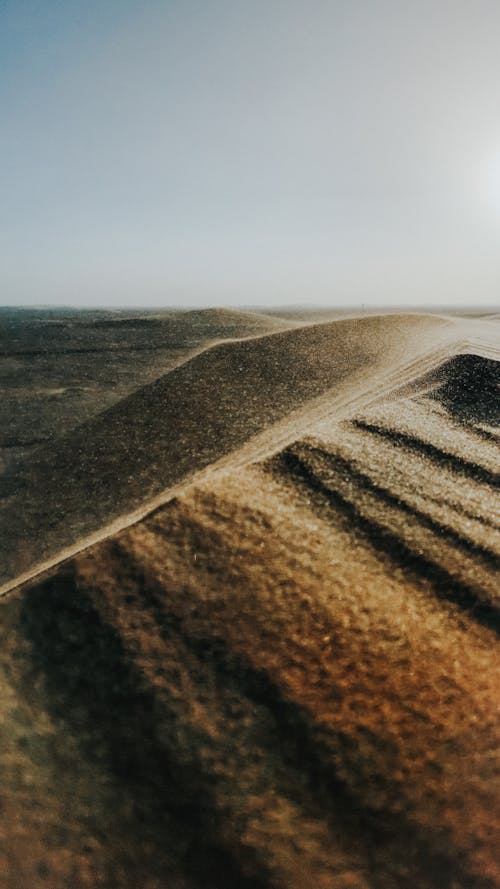 Сухие песчаные дюны в живописной пустыне