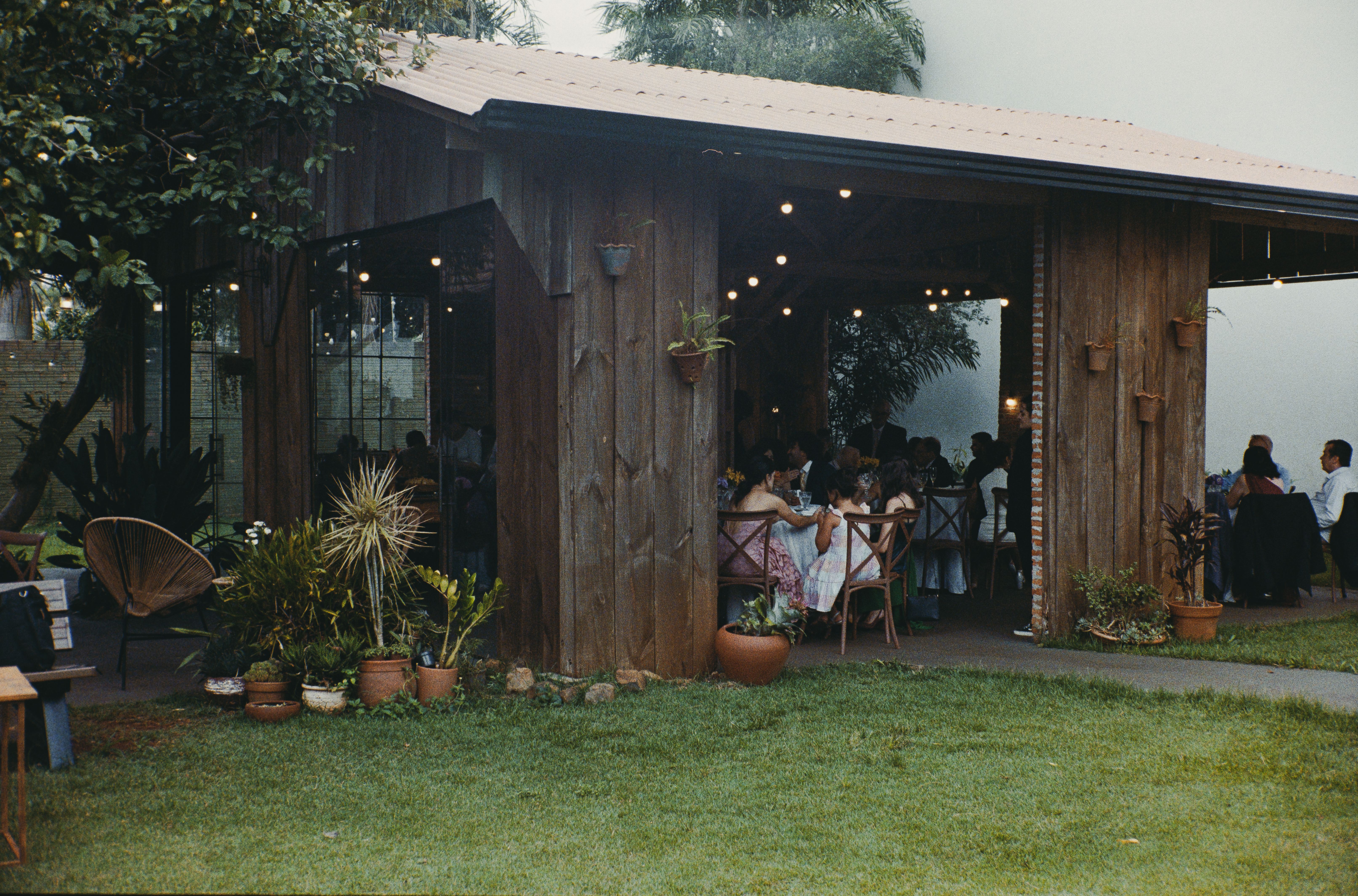 Familie Berger beim Abendessen unter dem Pavillon HOLM 1 im Garten