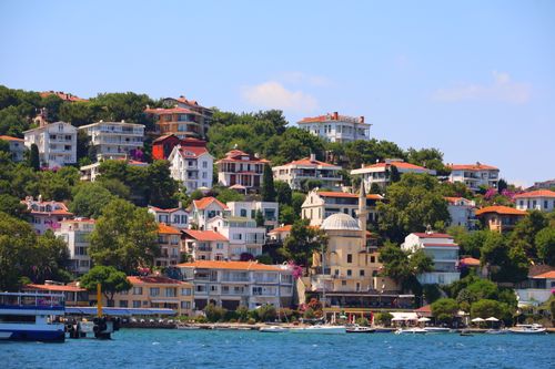 Free Idyllic coastal village with hillside homes and a scenic view. Stock Photo