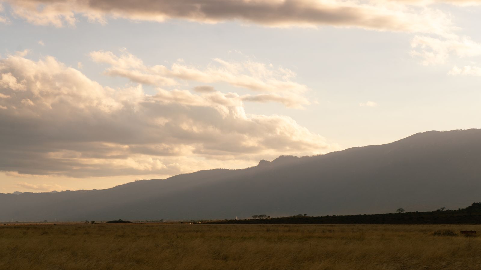 Serene kenyan landscape at dusk, Côte d'Ivoire