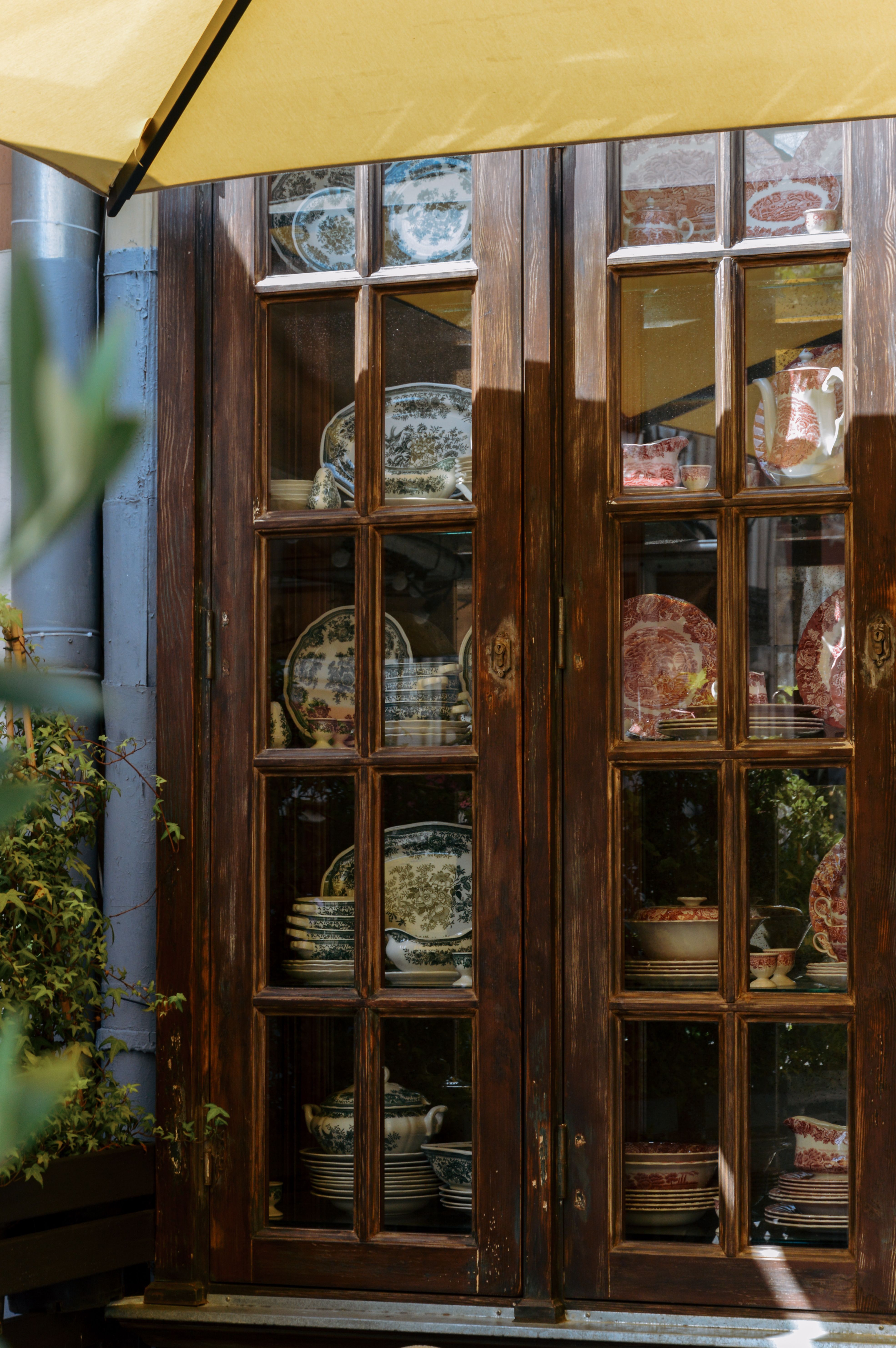 Use Mismatched Vintage Dinnerware
