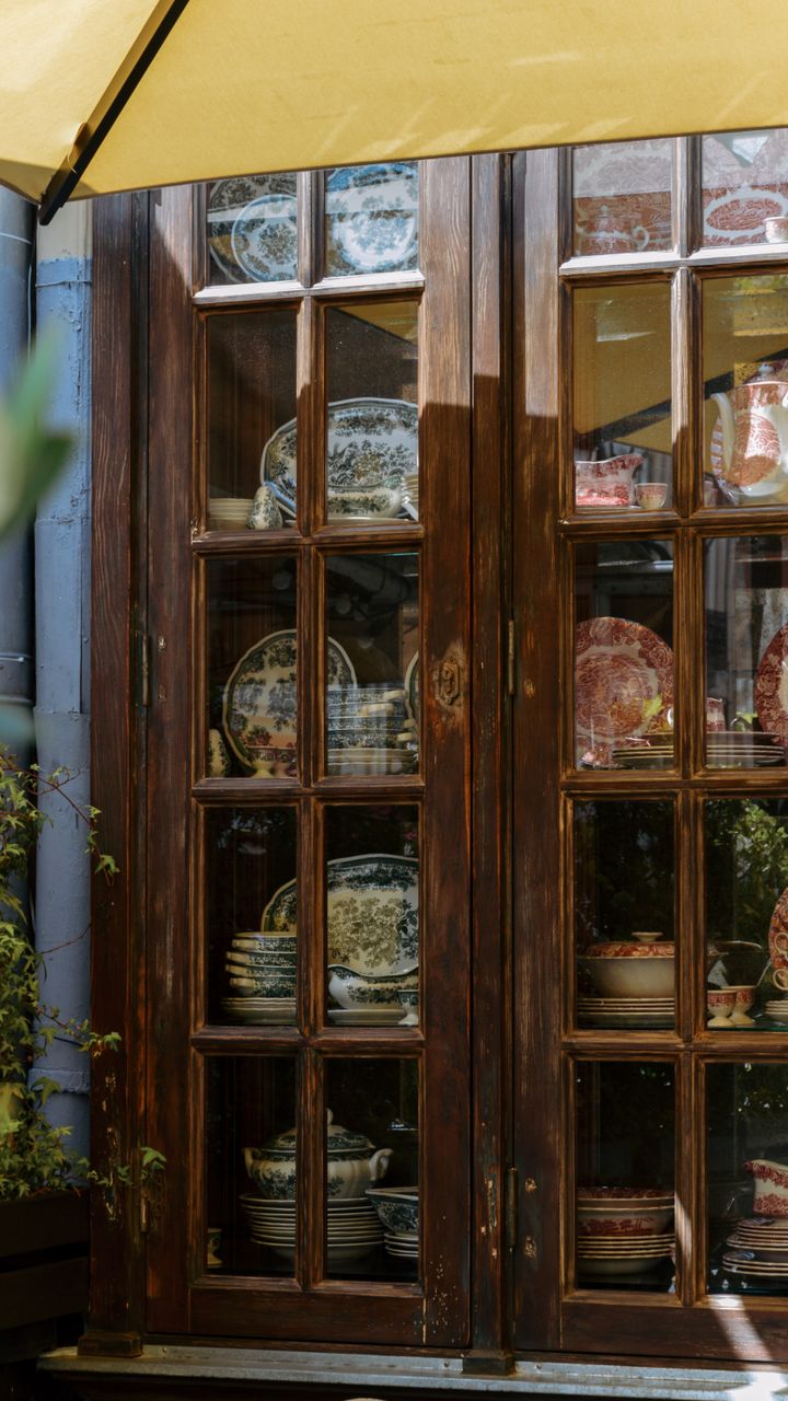 Use Mismatched Vintage Dinnerware