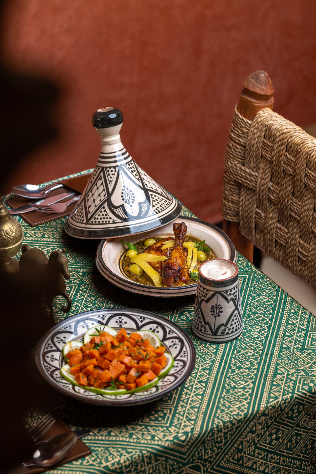 Table marocaine dressée avec tajine et décor traditionnel