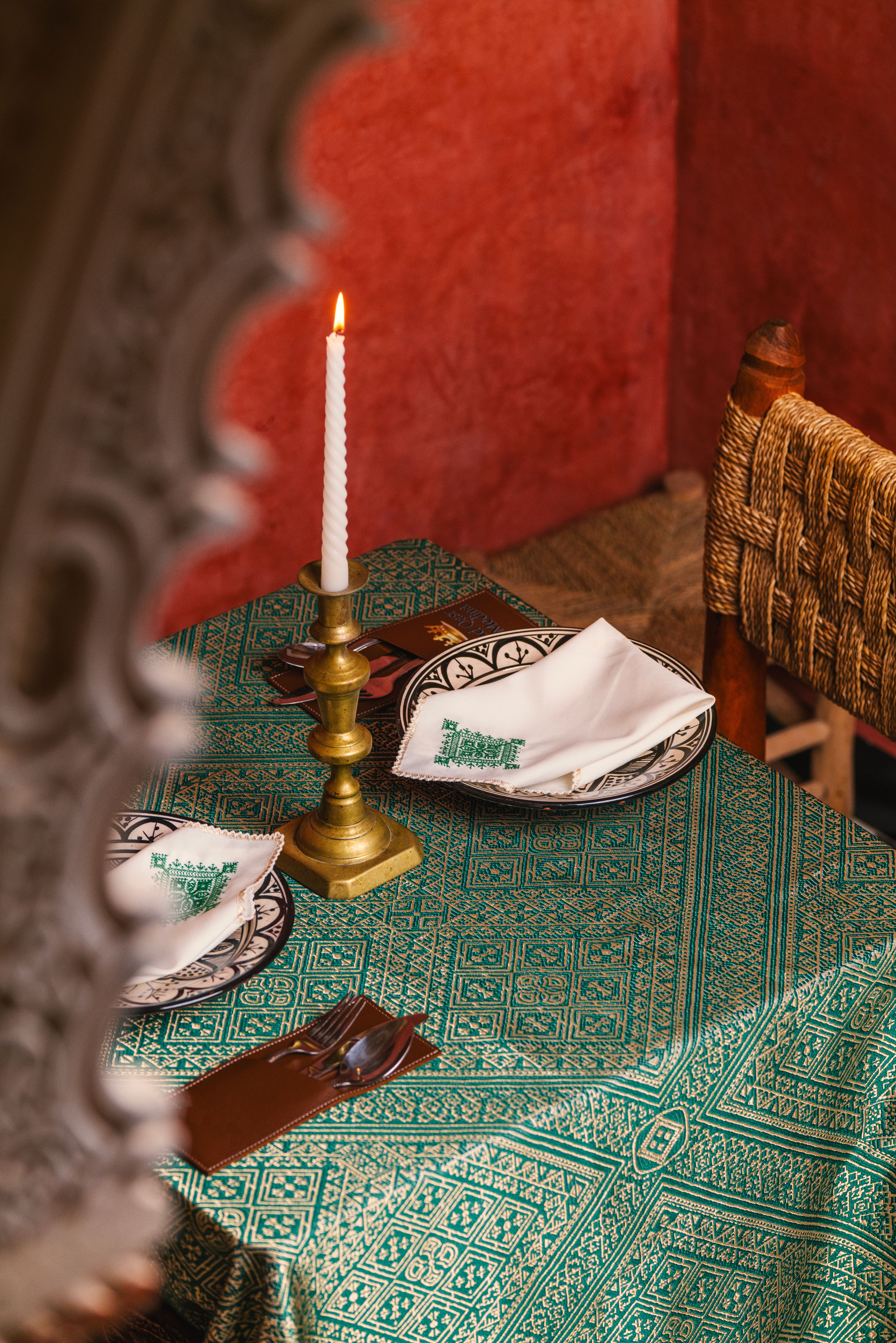 terrasse de restaurant marocain avec tables dressées