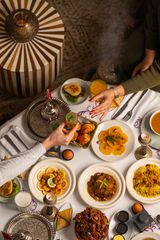 Mains qui se servent autour d'une table de fête