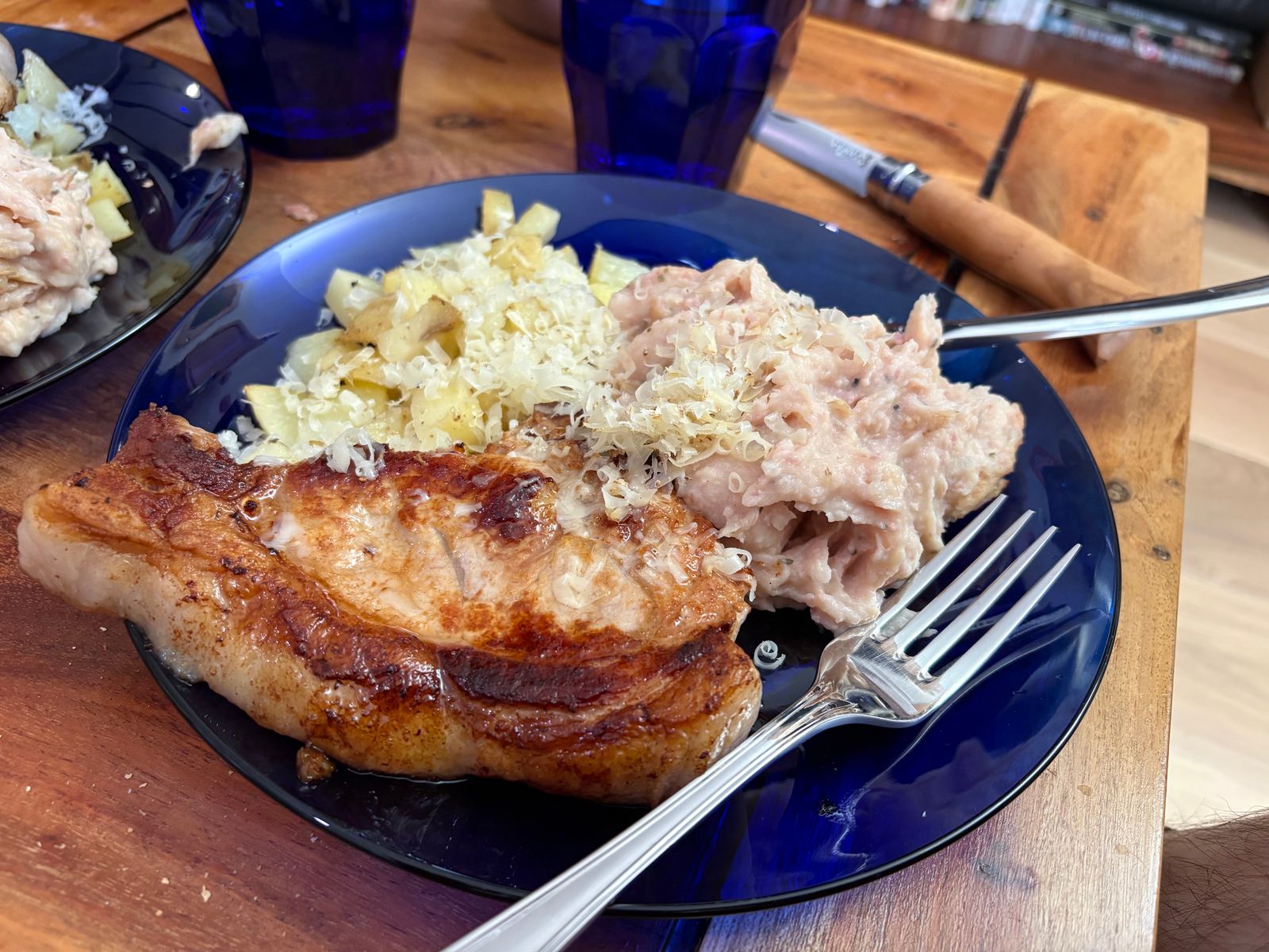 Côte de porc grillée et choucroute dans une assiette bleue