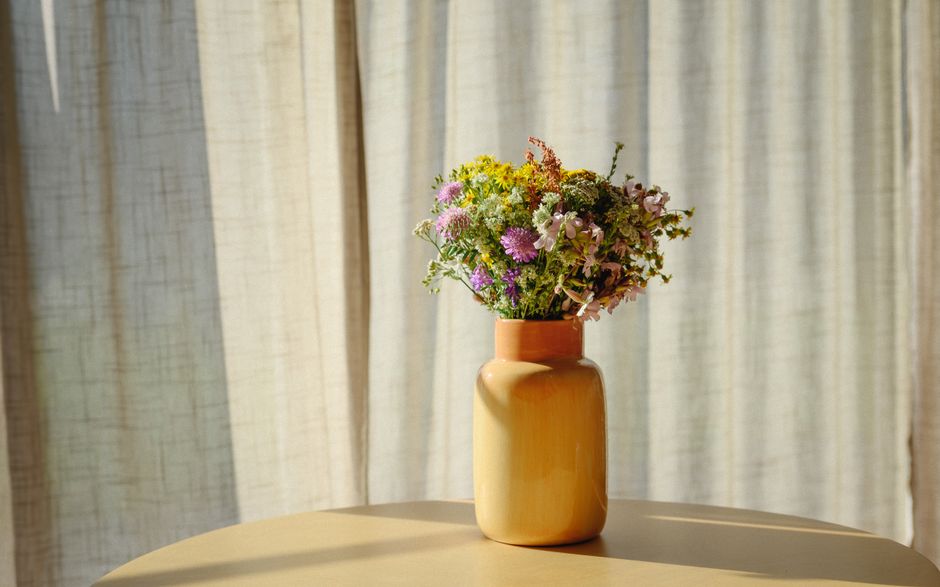 Boeket wilde bloemen op houten bijzettafel. Boeket wilde bloemen op houten bijzettafel.