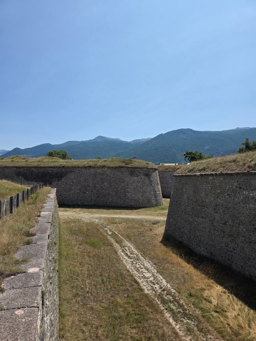 Free Ancient fort walls with scenic mountain views under a clear blue sky. Stock Photo