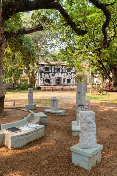 Free Scenic view of Kala Bhawan's artistic sculptures under lush trees in Santiniketan, India. Stock Photo