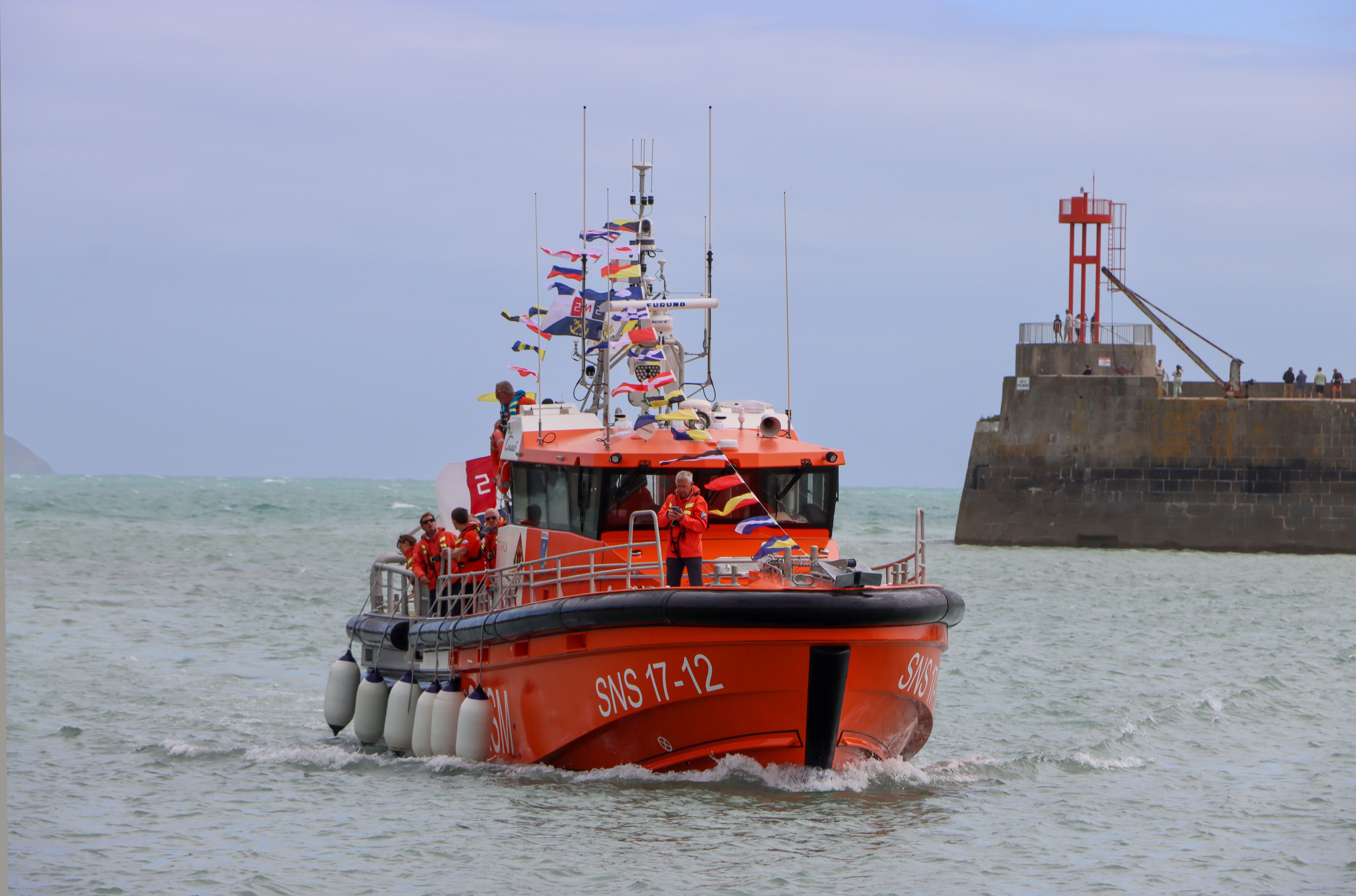 L'équipage du service d'urgence à bord du bateau SNS 17-12 navigue dans le port de Granville, en France.