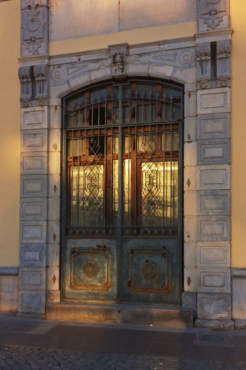 Free Intricately designed historic doorway in İzmir, showcasing neoclassical architectural details. Stock Photo