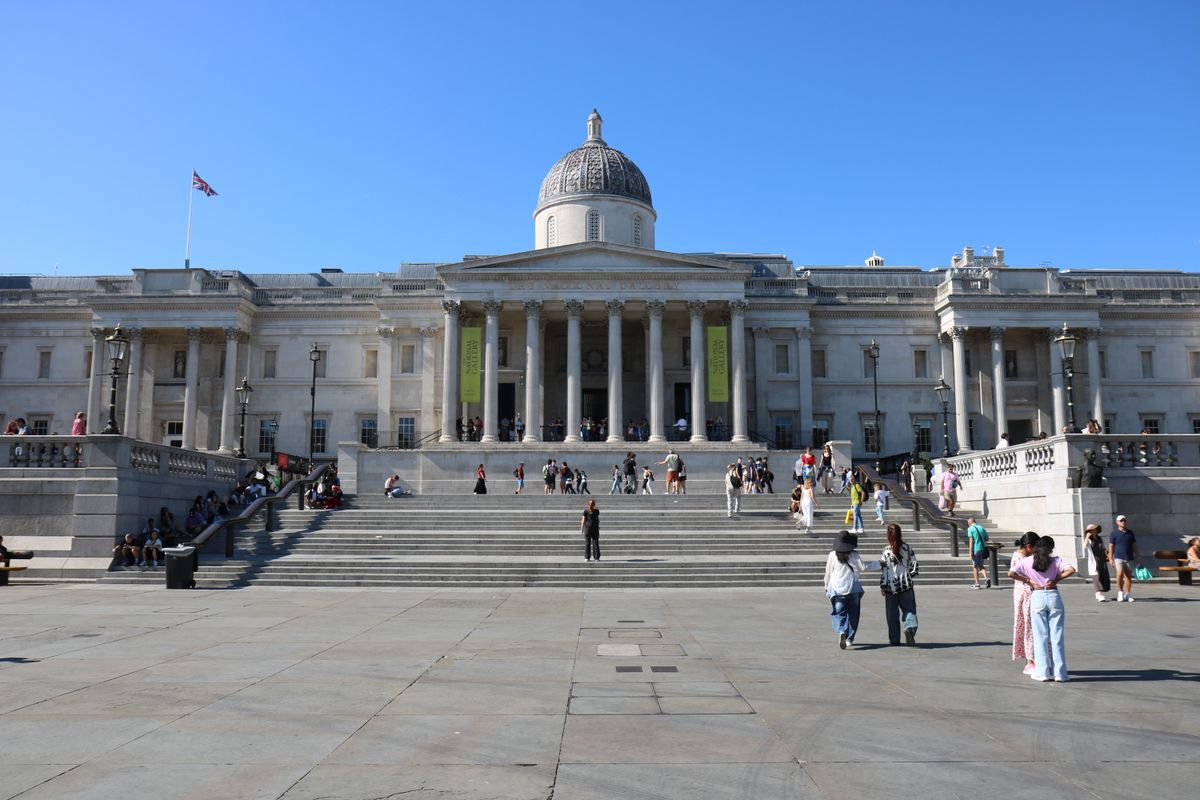 Fațada National Gallery din Trafalgar Square, Londra, cu oameni pe treptele din față