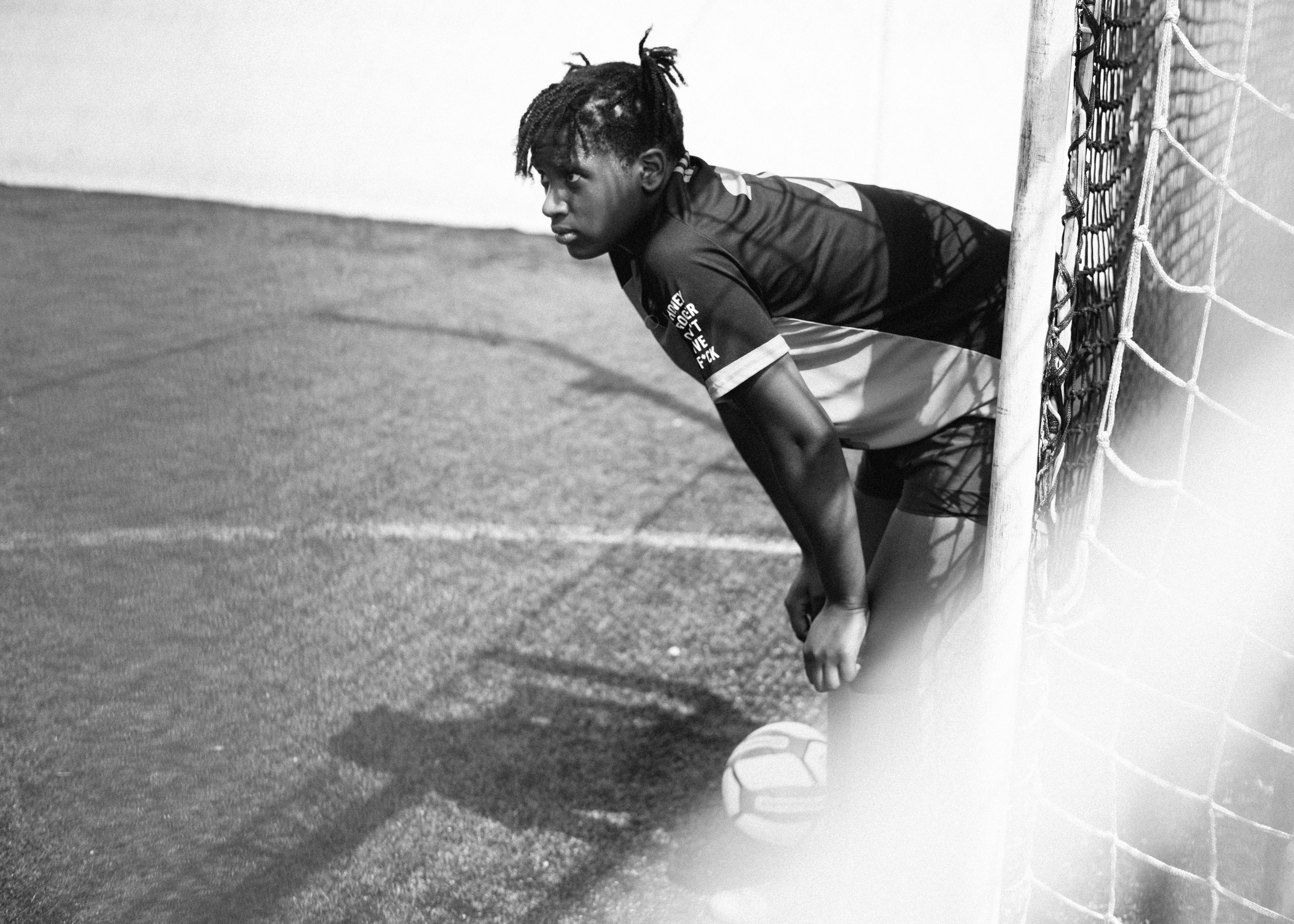 Concentrated female baseball pitcher throwing baseball · Free Stock Photo